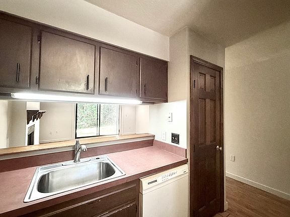 3rd image of 18 Highwood Dr Unit 18