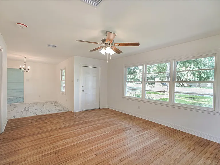 1319 Elm St — Photo 5