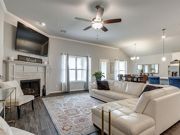 3rd image of 2135 Arcady Ave