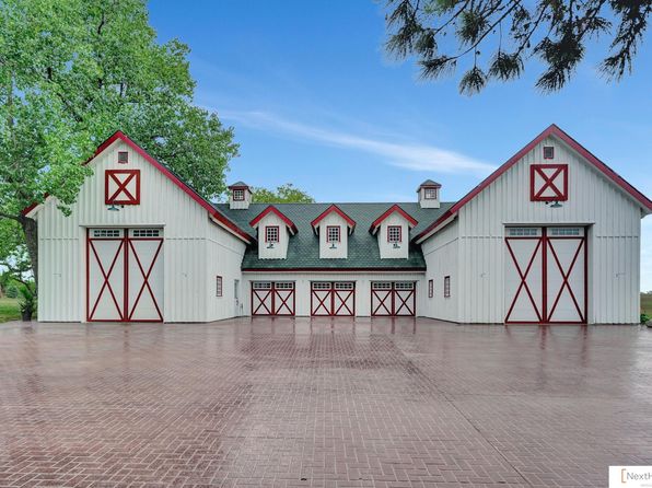 10000 Wagon Train Rd, Hickman, NE 68372