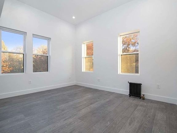 3rd image of 206 Nassau Ave #4L