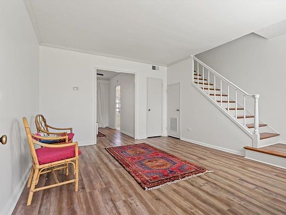 5th image of 585 E Pkwy N #5