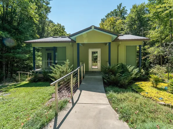 112 Iris Ln, Whittier, NC 28789