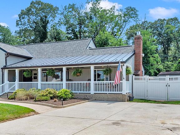 3rd image of 109 Jackpine Dr