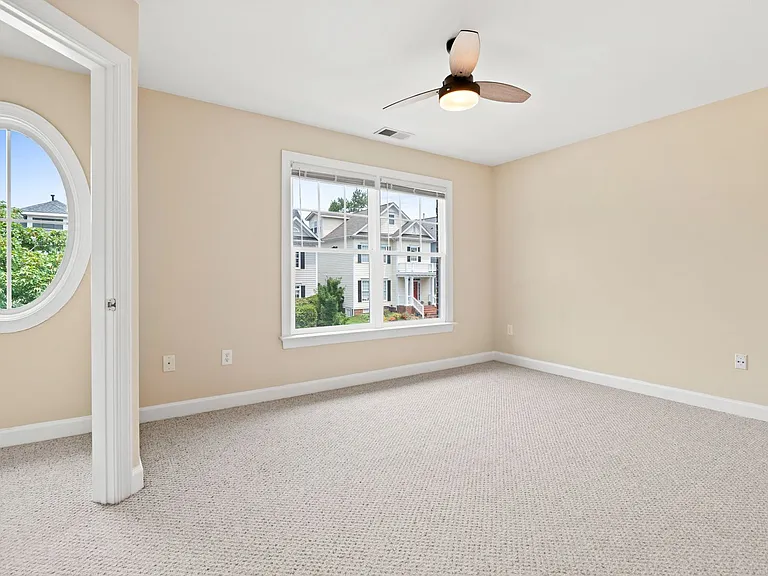 904 Edgewater Cir — Photo 14