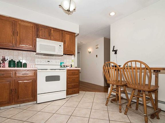 5th image of 44 Tupper Ave