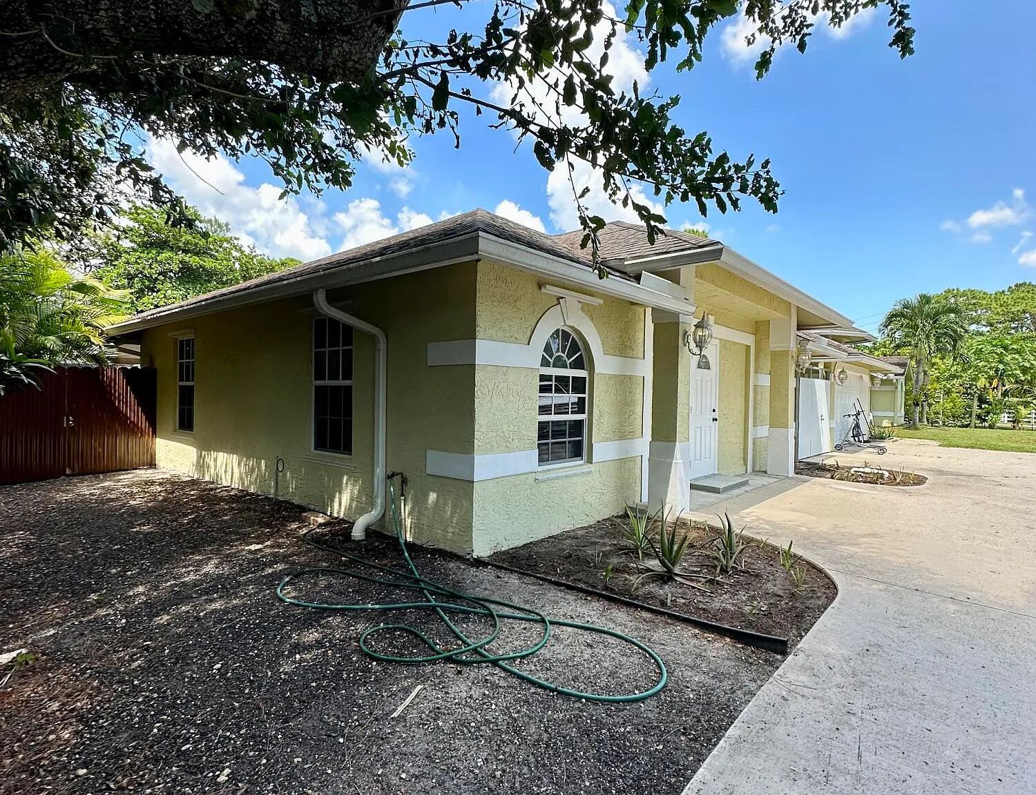 2 bed, 1.0 bath, 1974 sqft, $2,400 — Photo 2