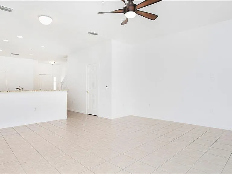 880 Hampton Cir — Photo 13