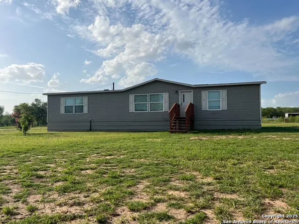 352 County Road 741, Yancey, TX 78886