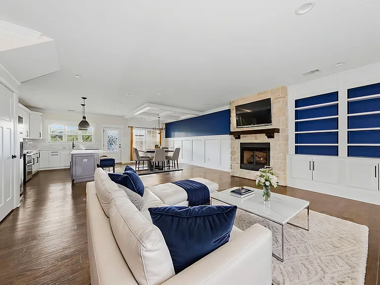 1020 Easton Ct — Photo 8