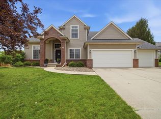 9 Brookline Ct, Bloomington, IL 61705
