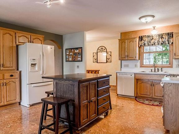 2nd image of 209 N Circle Dr