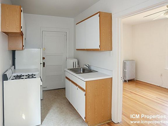 2nd image of 2238 N Bissell St Room 2