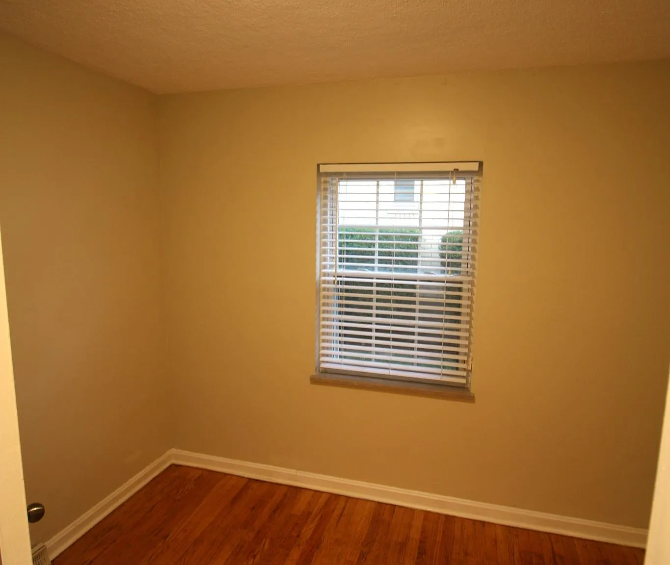 4 bed, 1.5 bath, 1165 sqft, $1,675 — Photo 4