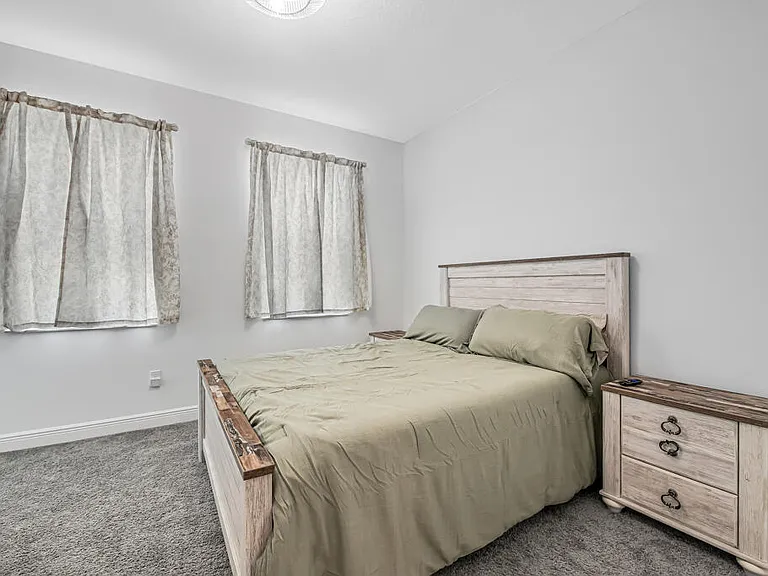 930 SW Prairie Ave — Photo 52