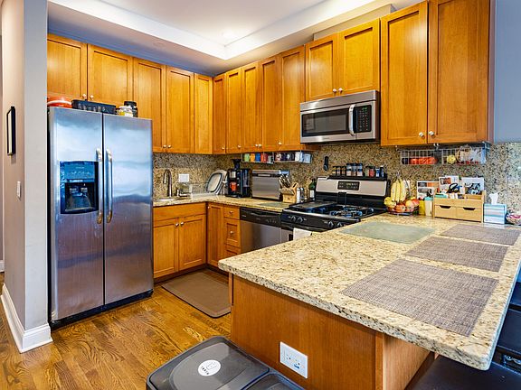 Kitchen & Breakfast Bar