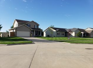 9414 Davis Dr, West Des Moines, IA 50266