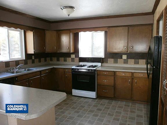Spacious kitchen &cabinets