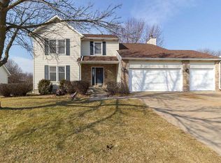 1832 Streamside Dr, Bettendorf, IA 52722