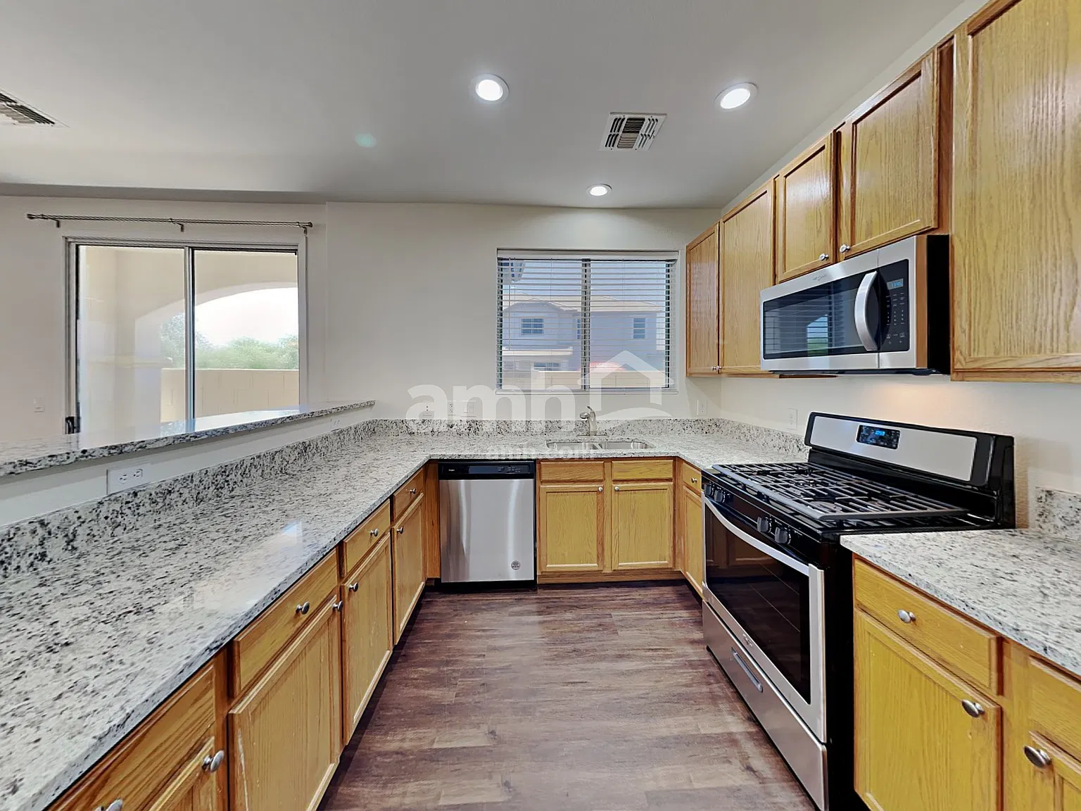 3 bed, 2.5 bath, 1661 sqft, $1,835 — Photo 3