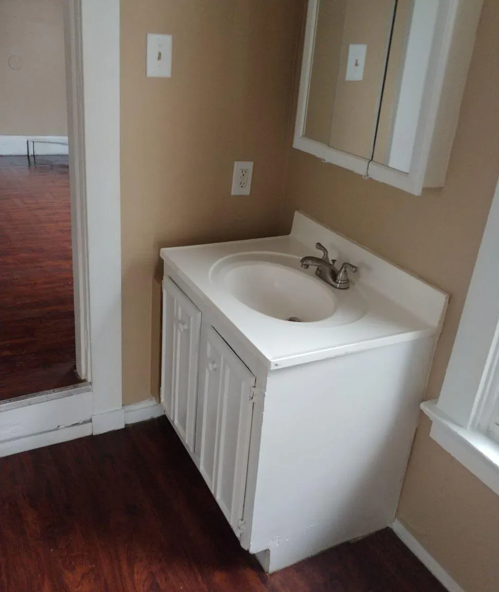 1 bed, 900 sqft, $1,050 — Photo 2