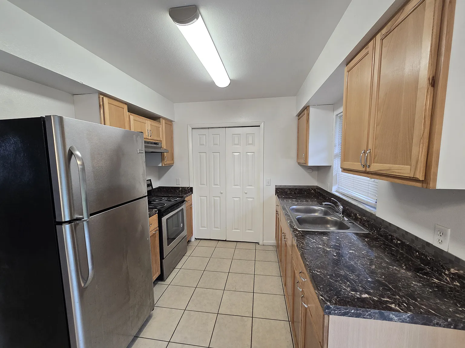 2 bed, 888 sqft, $1,300 — Photo 2