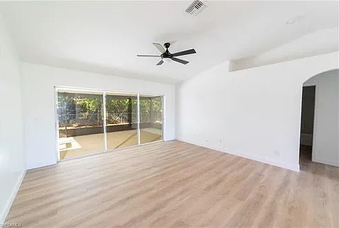 4th image of 434 NE 5th Ave