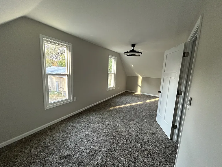 265 W State St — Photo 9