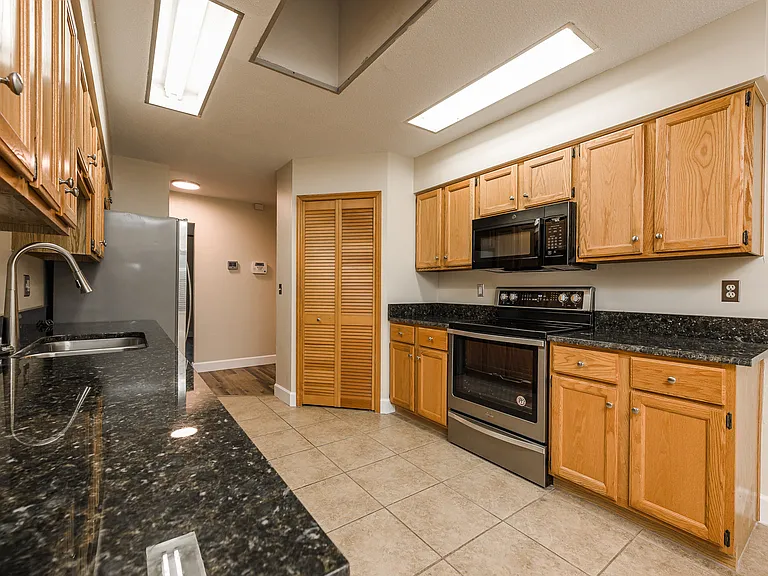 1523 Poplar Dr — Photo 17