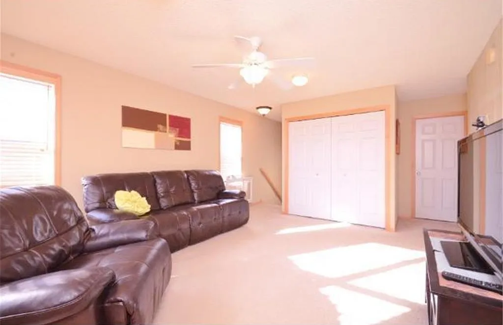 3 bed, 1850 sqft, $2,595 — Photo 3