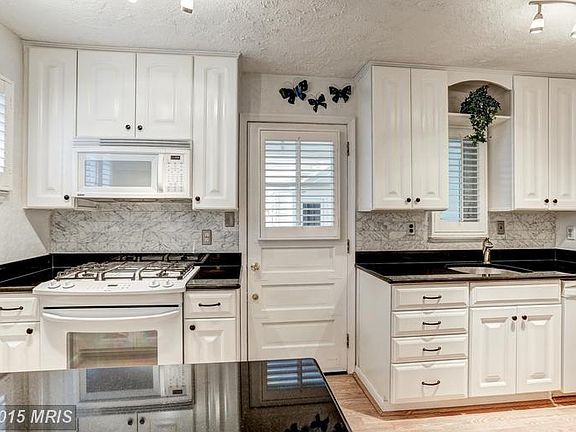 Main House Kitchen (2 of 3)