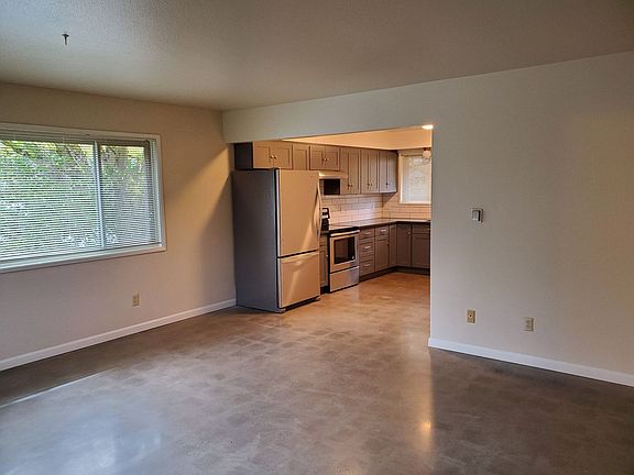 5th image of 3403-3427 SE Madison St #3403