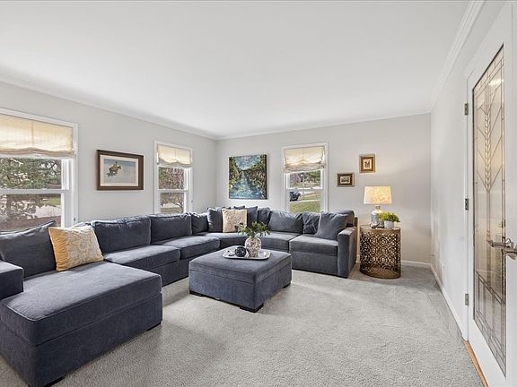 3rd image of 334 E Winchester Rd