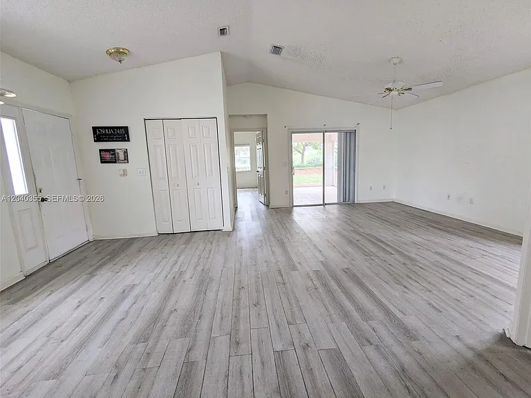 532 SE 21st Dr — Photo 2
