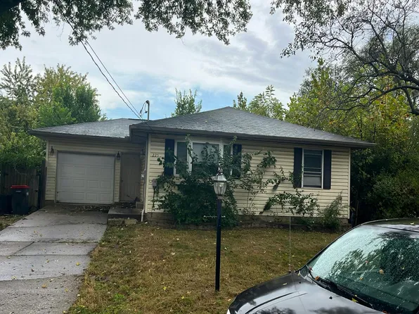 225 Sunrise Ave, Pekin, IL 61554
