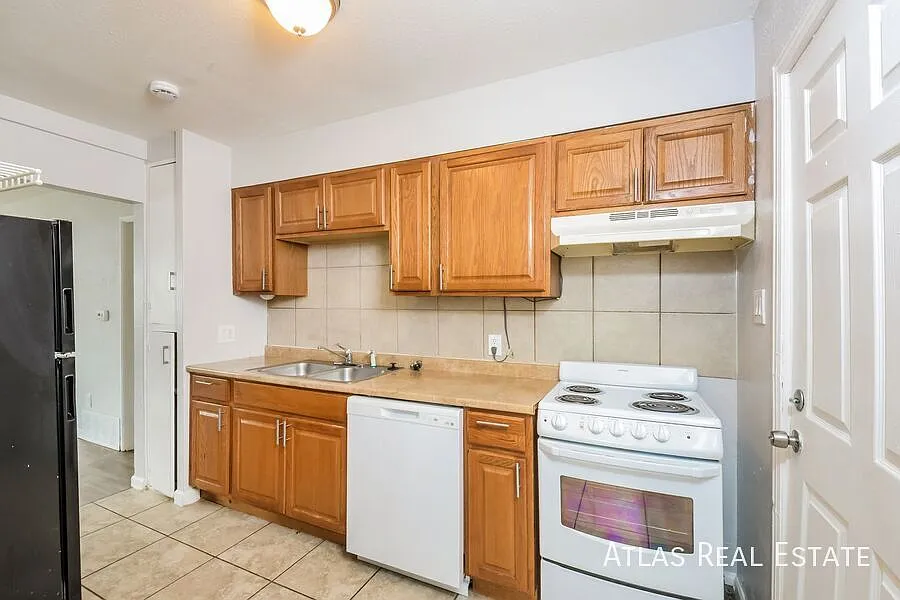 3 Bedroom, 1 Bath in the Villa Park Neighborhood. Quiet Street. New Flooring and Paint. Fenced Yard. — Photo 1