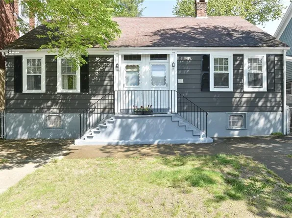 69 Church St, Bristol, RI 02809