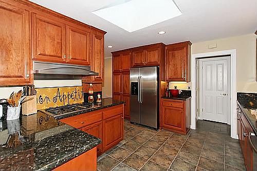 3rd image of 285 Lakefield Pl