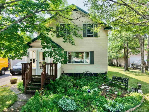 828 E Michigan St, Ishpeming, MI 49849