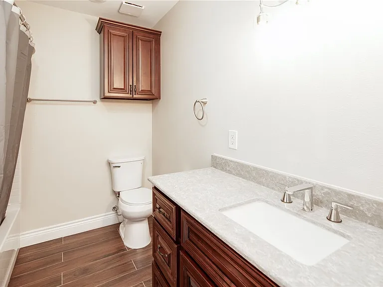 1302 Hackberry St — Photo 14
