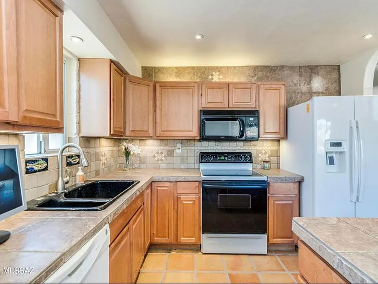 6673 E Calle La Paz #D — Photo 4
