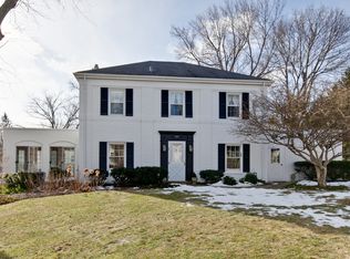 121 E Witchwood Ln, Lake Bluff, IL 60044