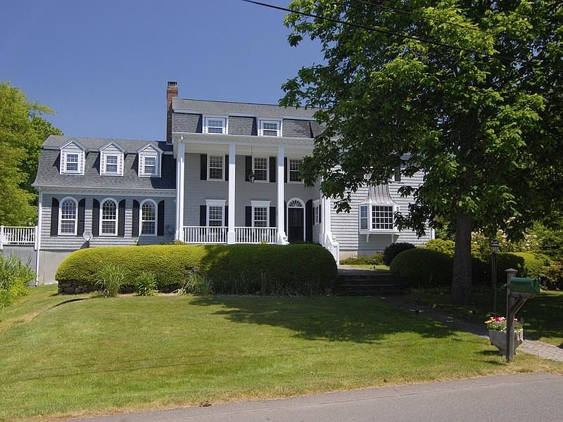 Stately Colonial on Middle Beach Road
        West