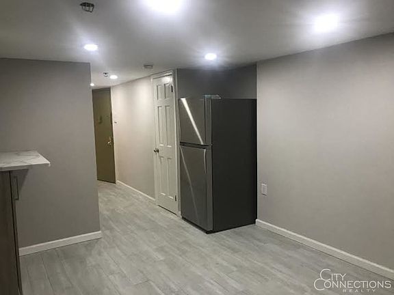 5th image of 4542 44th St APT B