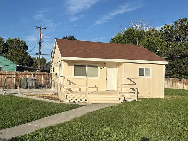 809 Willard Ave — Photo 2