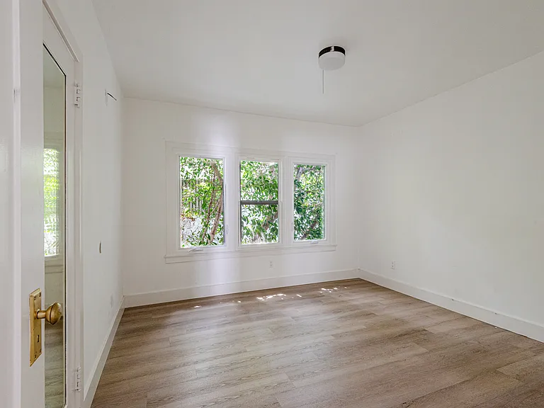 1040 N Crescent Heights Blvd — Photo 28
