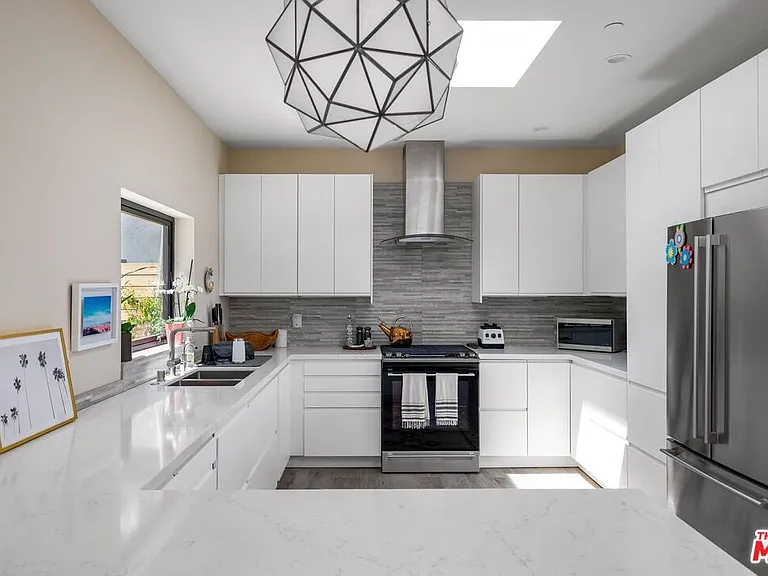 939 N Beverly Glen Blvd — Photo 8