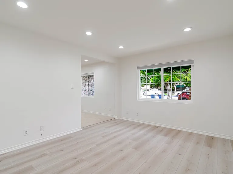 323 N Louise St #A — Photo 3