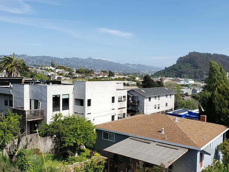 Sunset Vista Apartments — Photo 11