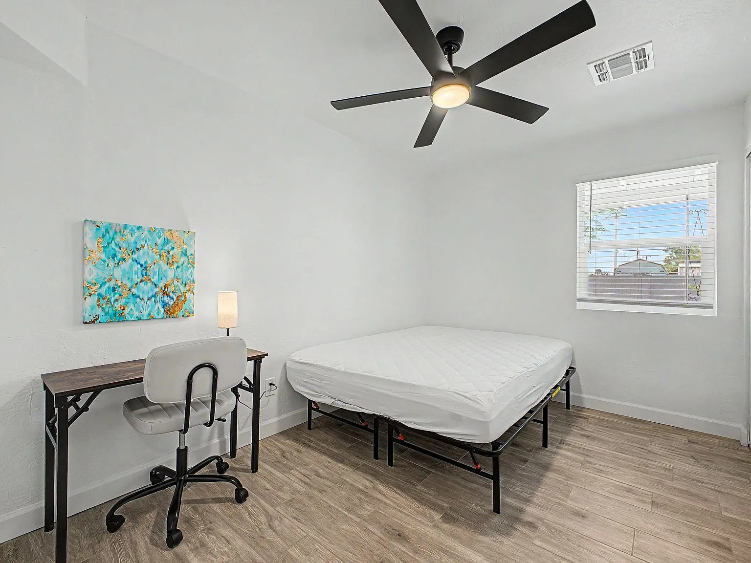 4 bed, 4.0 bath, 2400 sqft, $944 — Photo 2